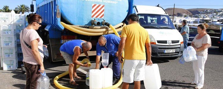 Cubas y garrafas para los vecinos de Nazaret y Las Cabreras mientras dura la restricción