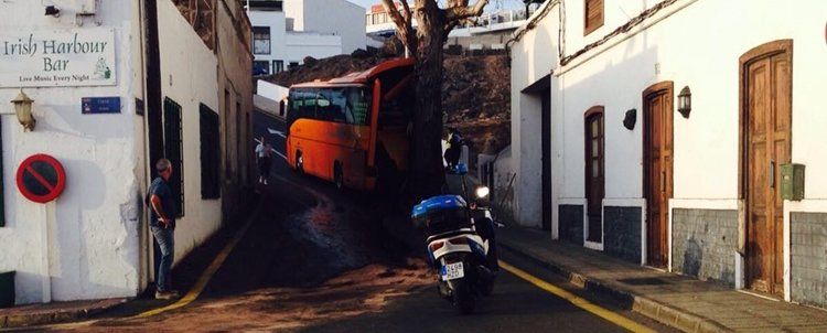 Aparatosa colisión de una guagua contra un árbol en Puerto del Carmen