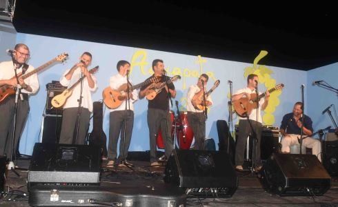 Los vecinos de El Islote despiden las fiestas de Aguapata con música, concursos y carreras