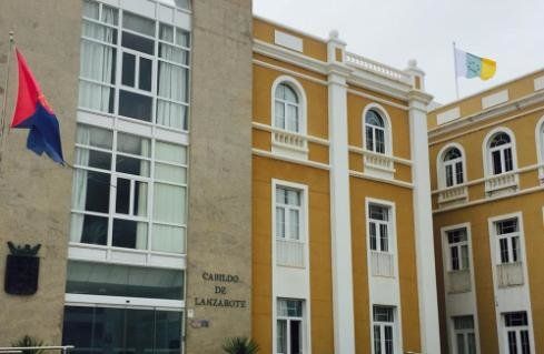 La bandera de las siete estrellas ya ondea en el Cabildo de Lanzarote