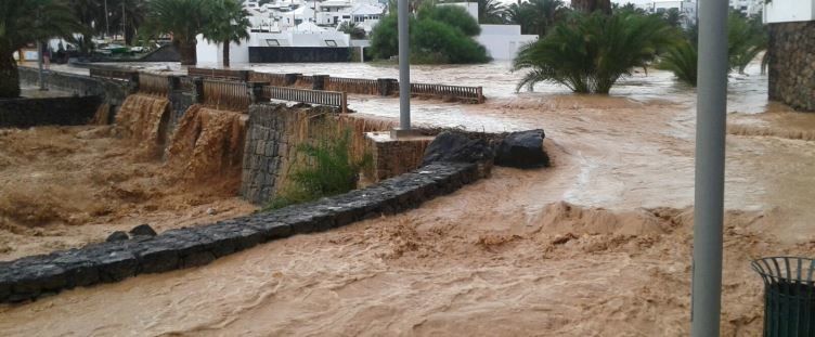 Las lluvias de este domingo inundan zonas de Arrecife y de Costa Teguise