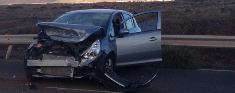 Un aparatoso choque se salda sin heridos a la salida de Costa Teguise