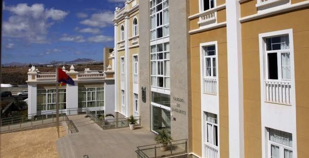 El Cabildo adjudica ahora las becas al estudio del curso 2014-2015