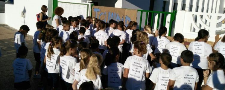 Los niños del colegio Guatiza, en huelga indefinida hasta que recuperen a su tutora