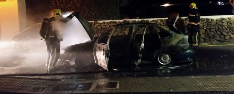 Se incendia un coche en marcha en Teguise