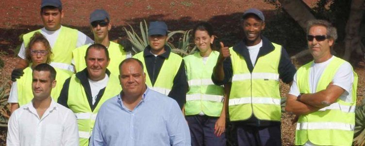 Los participantes en el proyecto Lanzarote Sostenible limpian los márgenes de los accesos a Playa Honda