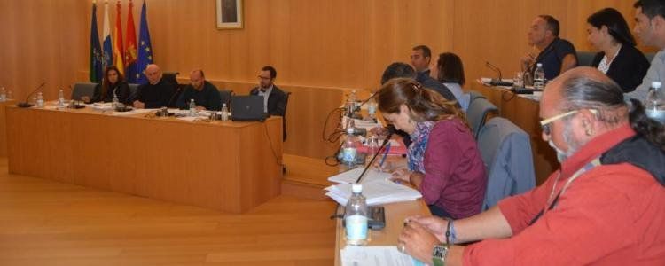 Tías apoya por unanimidad que Lanzarote se independice de la Autoridad Portuaria de Las Palmas