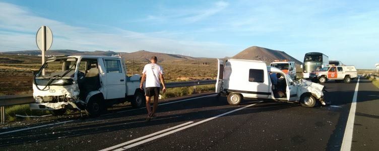 Dos heridos, uno de ellos grave, en una colisión frontal en Teguise