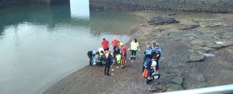 Rescatado un joven de 30 años tras caer al agua en el Charco de San Ginés