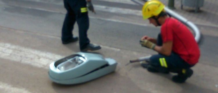 Cae una farola en la calle Manolo Millares de Arrecife