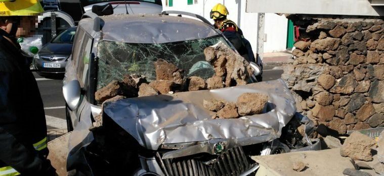 Un hombre de 81 años resulta herido grave tras chocar con su vehículo contra un muro en Tías
