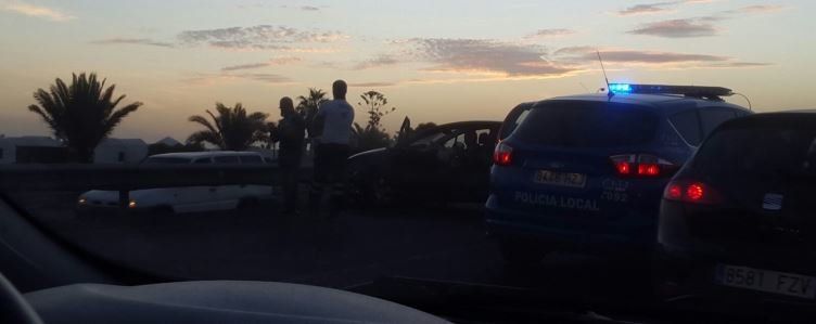 Un choque entre dos coches deja dos heridos leves y retenciones desde el Cable hasta Maneje