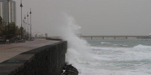 Aviso amarillo para este domingo en Lanzarote por olas de hasta cuatro metros