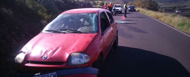 Heridos leves una mujer y un menor en el vuelco de un coche en Haría