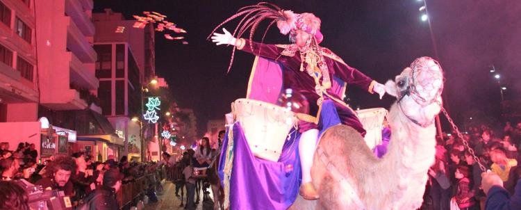 Miles de caramelos, música y mucha ilusión en la Cabalgata de Reyes de Arrecife