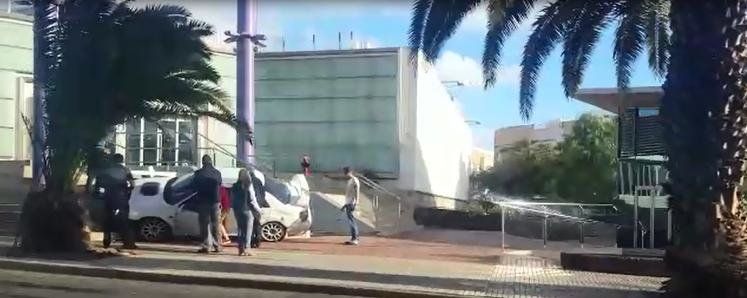 Un joven empotra su coche contra las escaleras de un centro comercial de Arrecife