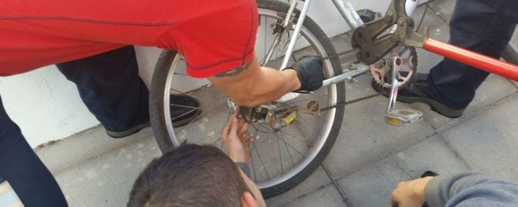 Bomberos y una ambulancia socorren a un joven con dos dedos atrapados en la cadena de la bici