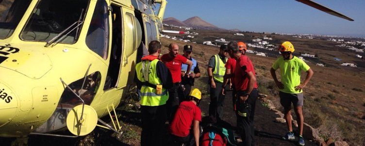 El helicóptero del GES rescata a una parapentista herida en la montaña de Tinasoria