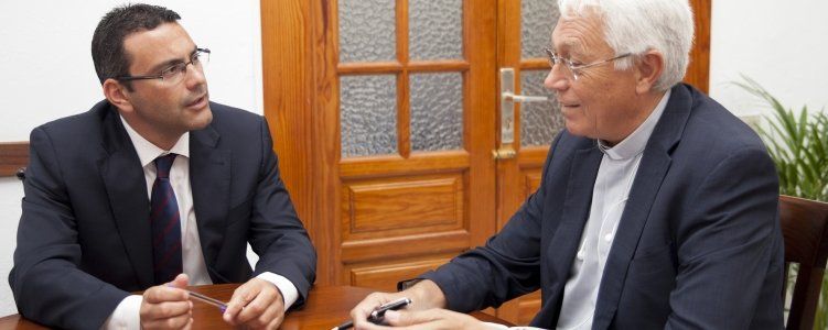 Teguise sella un convenio para restaurar el campanario de La Villa y aportará 30.000 euros