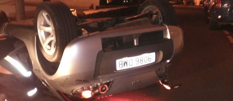 Herido leve tras volcar con su coche en Haría