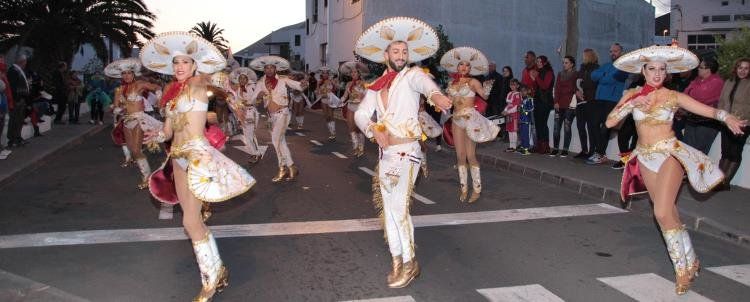 San Bartolomé disfruta de su desfile de carrozas