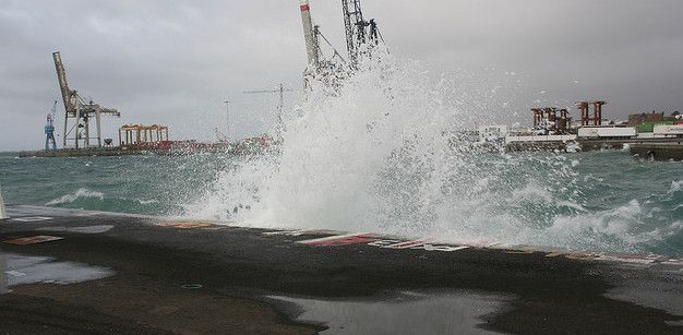 La Aemet activa el aviso amarillo para este lunes en Lanzarote por fuertes vientos y olas