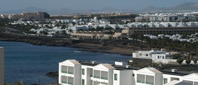 La Asociación de Vecinos de Costa Teguise critica el cierre de dos sucursales bancarias