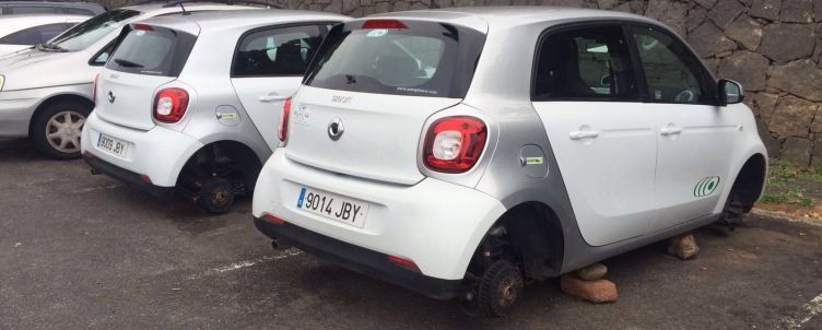 Denuncian el robo "sistemático" de ruedas y llantas de coches de alquiler en Playa Blanca