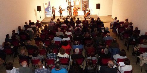'Tango para Cinco' puso en pie al público en la Sala José Saramago