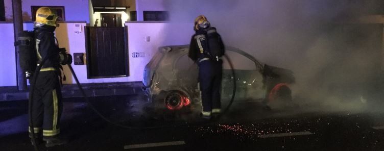 Los bomberos apagan el fuego en un coche en Tahíche
