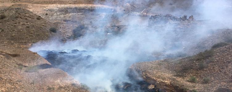 Apagan un incendio en un estercolero en Yaiza