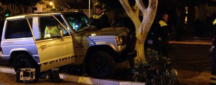 Un hombre choca con su todoterreno contra un árbol en la Vía Medular