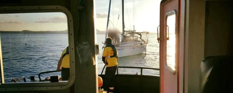 Emerlan remolca un velero que sufrió una avería cerca de Isla de Lobos