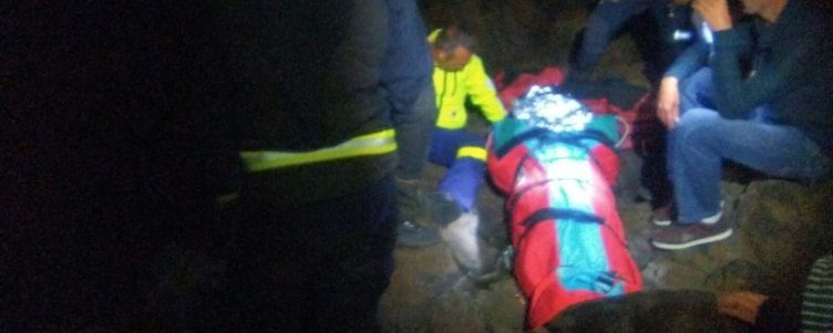 El helicóptero Helimer rescata a un pescador que sufrió una caída en la costa de Tinajo