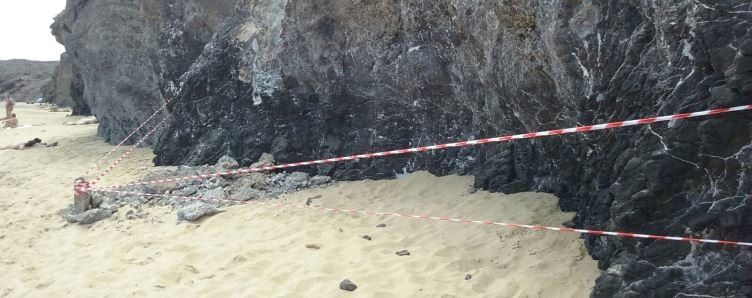 Acordonan una parte de la playa del Congrio en Papagayo por desprendimientos de rocas