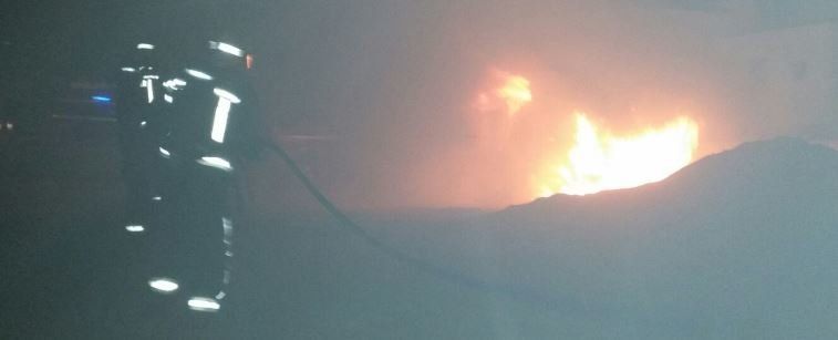 Los bomberos apagan un incendio en un solar de Arrecife