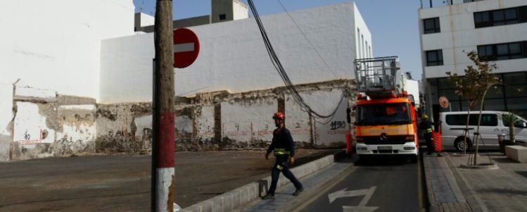 Los bomberos refuerzan unos cables a punto de caer en Arrecife