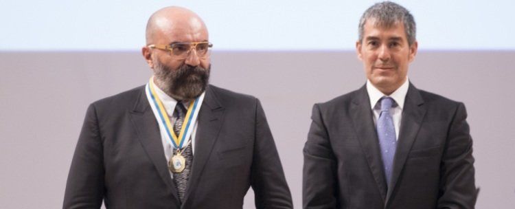 Paco Delgado recibe la Medalla de Oro de Canarias de la mano de Fernando Clavijo