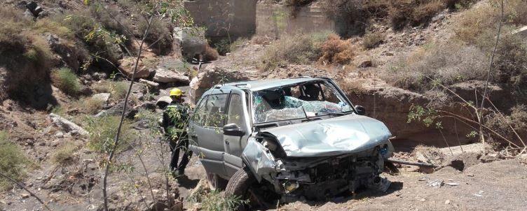 Dos heridos tras precipitarse con su vehículo desde un puente en Tías