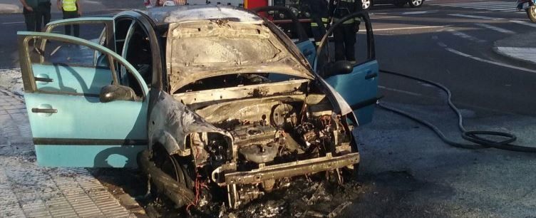 Arde un coche en marcha en Puerto del Carmen