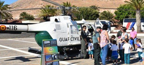 La Guardia Civil realizó una exhibición con perros 'policía' y hasta helicópteros para niños en Yaiza