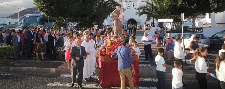 Tías despidió sus fiestas populares con la procesión en honor a San Antonio de Padua
