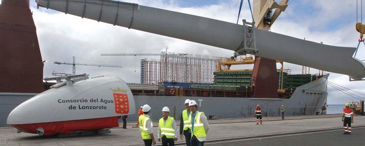 Desembarcan en Lanzarote los dos nuevos aerogeneradores para Punta de los Vientos