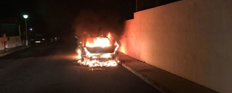 Arde un coche en Playa Honda