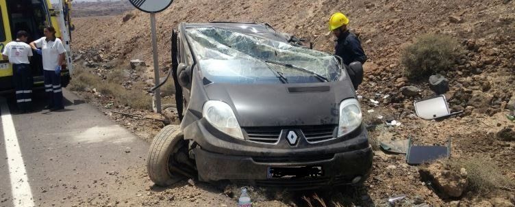 Dos heridos leves tras volcar en una furgoneta junto al Rancho Texas