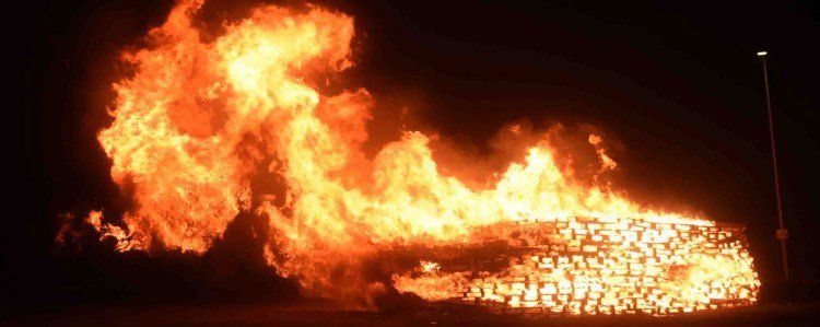 El fuego de las hogueras de San Juan iluminó Lanzarote en la noche más corta del año