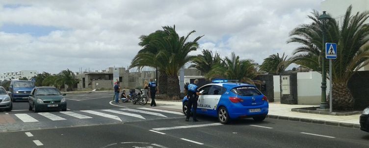 Un hombre resulta herido leve tras sufrir una caída con su moto en Costa Teguise