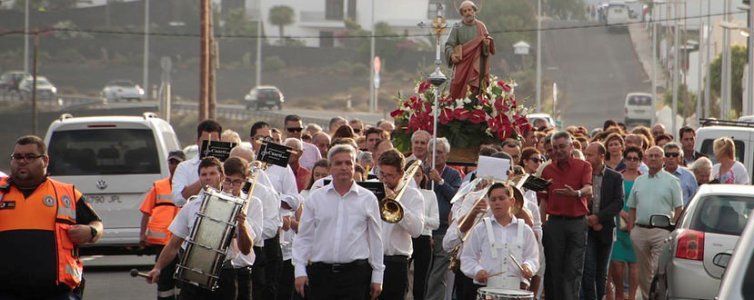 Los vecinos de Mácher salieron en procesión para homenajear a San Pedro