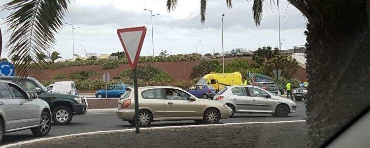 Dos heridos leves tras colisionar en la rotonda de Playa Honda