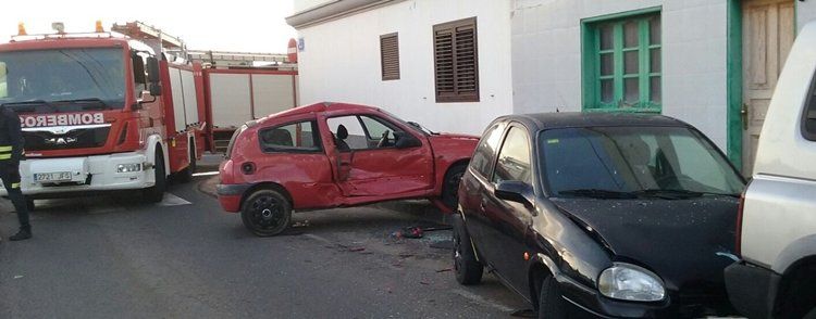 Un conductor causa una colisión en cadena en Arrecife y huye del lugar